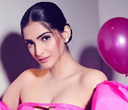 Sonam Kapoor stuns at the Filmfare Awards 2019