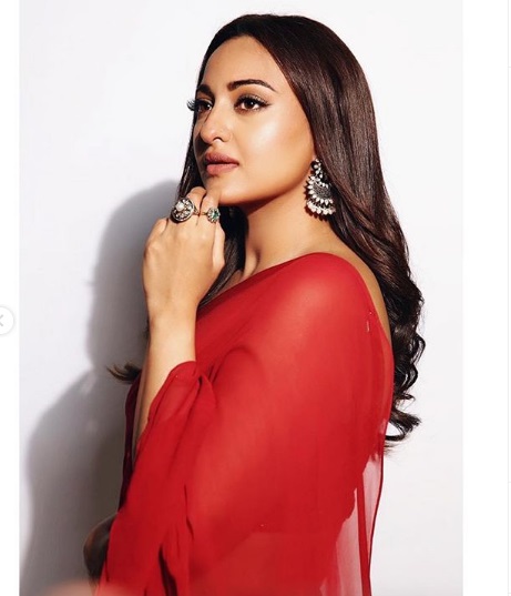 Sonakshi Sinha Looks Stunning In This Red Sari The Daily Chakra